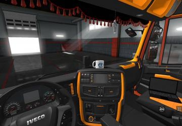 Black Orange Interior для Iveco Hi-Wayверсия 1.0 для Euro Truck Simulator 2 (v1.4.x, - 1.34.x)