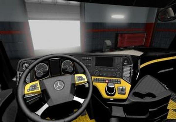 Black Yellow Interior Mercedes MP4версия 1.0 для Euro Truck Simulator 2 (v1.30.x, - 1.34.x)